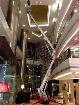 蜘蛛車1.jpg蜘蛛車|高空作業(yè)平臺(tái)|高空作業(yè)車：蜘蛛車購物商場最佳高空作業(yè)解決機(jī)械設(shè)備