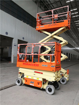 高空平臺工作.jpg重慶登高車-高空作業(yè)平臺-蜘蛛車：高空作業(yè)平臺現(xiàn)狀如何？